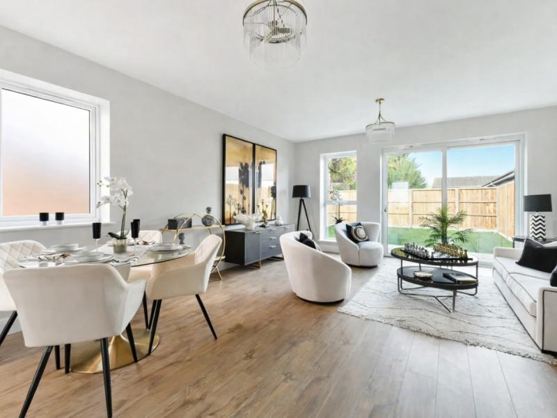 living modern open space cu dining si zona de relaxare, design minimalist cu mobilier alb si lumina naturala