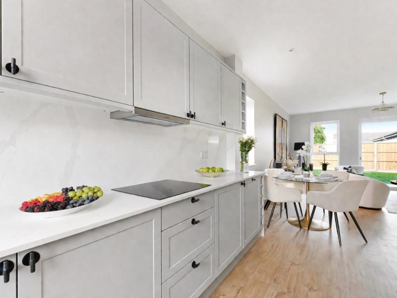 bucatarie moderna open space cu dining si acces la gradina, interior casa noua finisaje premium