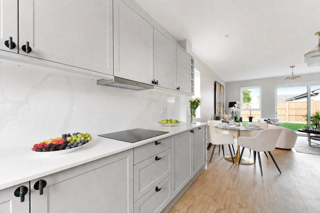 bucatarie moderna open space cu dining si acces la gradina, interior casa noua finisaje premium